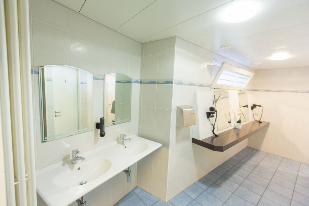 espace-douche-et-toilettes-1.jpg